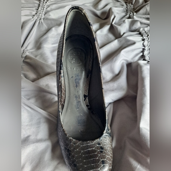 Tory Burch Leather Snakeprint Heels Size 5.5 - Picture 9 of 10